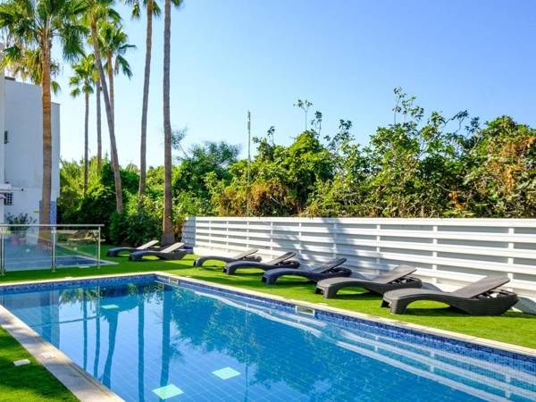 Vacation apartment for couples with balcony and communal pool All yours