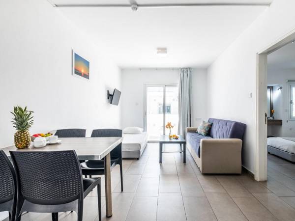 Vacation apartment for couples with balcony and communal pool All yours