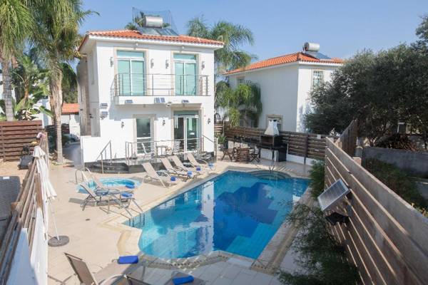 Villa Naomi Beautiful 4bdr Central Protaras Villa with Private Pool