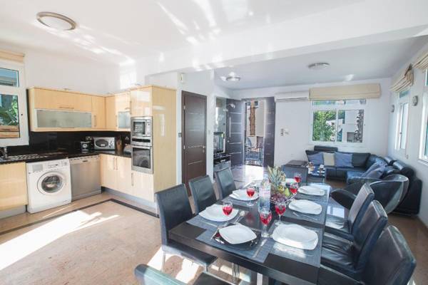 Villa Naomi Beautiful 4bdr Central Protaras Villa with Private Pool