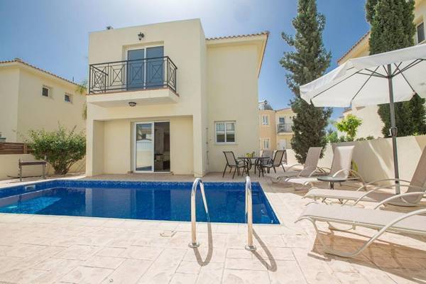Villa Nelopis Enas - Modern 3 Bedroom Pernera Villa with Pool - Short Walk to all Amenities