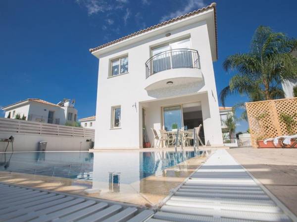 Villa Foros Dyo - Modern 3 Bedroom Pernera Villa with Pool - Close to all Amenities