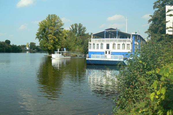 Botel Racek