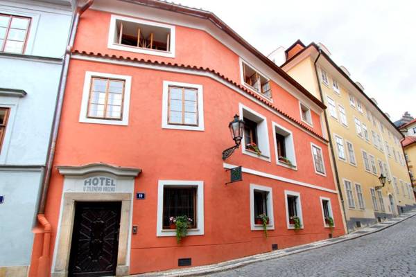 Hotel At the Green Grape