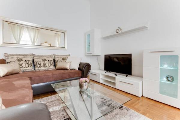 OLD TOWN ROYAL APARTMENT WITH GIANT TERRACE