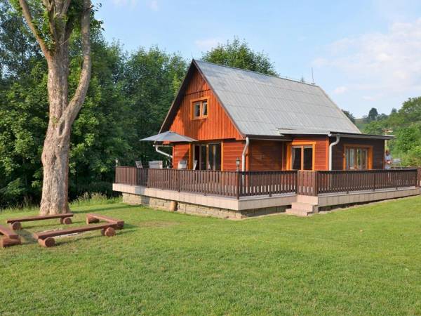 Beautiful holiday home with well-kept fenced-in rice on the shore of a small reservoir