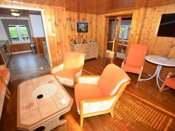 Beautiful holiday home with well-kept fenced-in rice on the shore of a small reservoir