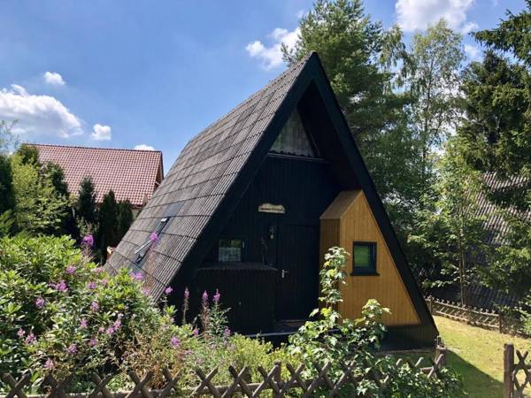 Wooden chalet with oven in Oberharz near a lake