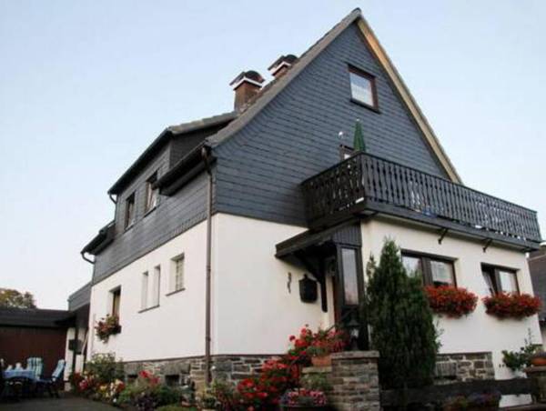 Comfortable Apartment in Langewiese with Private Garden