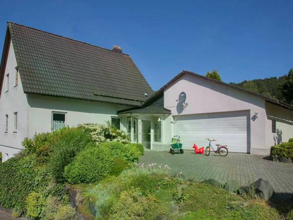Attractive Holiday Home in Elkeringhausen with Pond