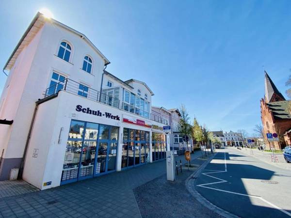 Mond am Warnemünder Kirchenplatz