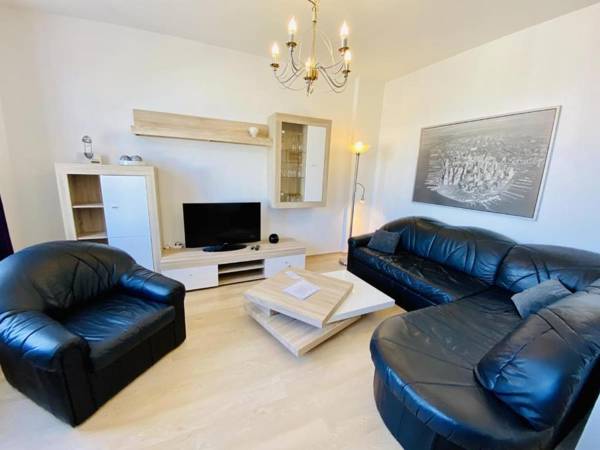 Mond am Warnemünder Kirchenplatz