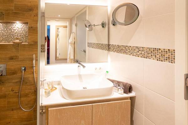 Maurers Schlierseetraum 1 hochwertige Erdgeschosswohnung mit allen Raffinessen erfreut sich auch Urlauber idealerweise für Paar mit Kindern geeignet und Vierbeiner Dank des tollen Zauns auf der Terrasse stylisch und edel von der Ausstattung mit 64 qm