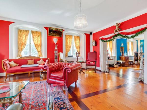 Lavish Castle in Riedenburg with Garden near Lake