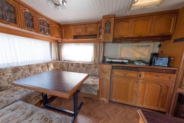 Alte-Strandvogtei-Sellin-Ferienwohnwagen-mit-extra-Bad-direkt-im-Herzen-vom-Ostseebad-Sellin