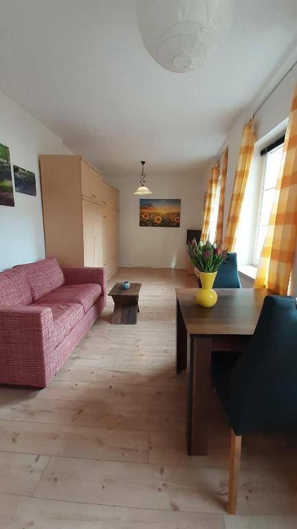 1-Zimmer-Apartment-2-Hochparterre