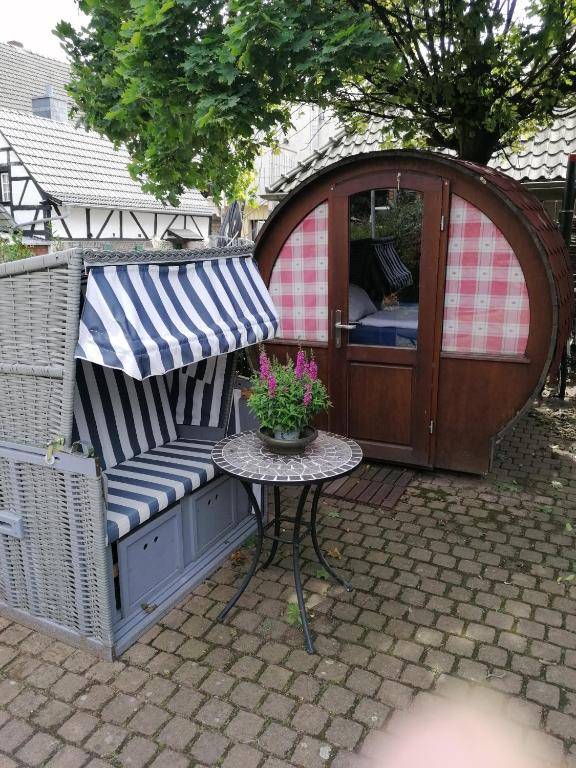 Für Alleinreisende- Single Room- Rustikales freistehendes Mini Holzfass zum Schlafen mit angrenzendem Badezimmer!
