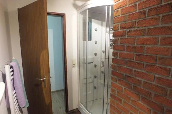 Für Alleinreisende- Single Room- Rustikales freistehendes Mini Holzfass zum Schlafen mit angrenzendem Badezimmer!