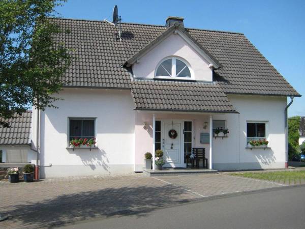 House with modern interior and garden in the Volcanic Eifel near deer and game park