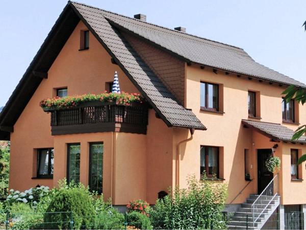 Lovely holiday home in the Thüringer Forest with balcony deckchairs and barbecue area