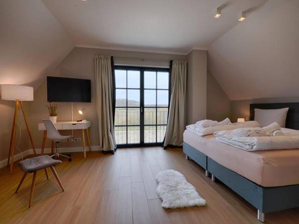 Workspace - Reetland am Meer - Premium Reetdachvilla mit 3 Schlafzimmern Sauna und Kamin F27