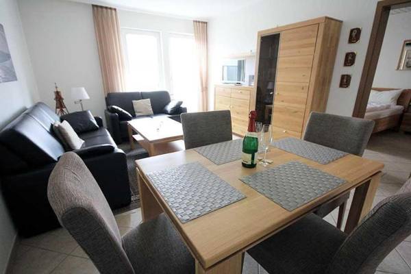 Ferienwohnung-10-mit-Balkon-Garten-Landhaus-Hubertus-Duhnen