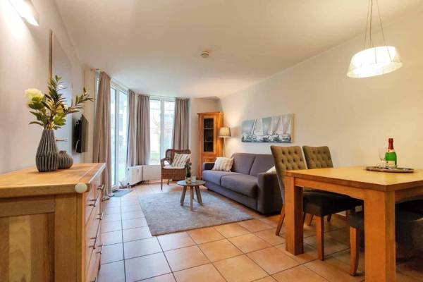 Ferienwohnung-11-mit-Terrasse-und-Strandkorb-am-Strand-Haus-Hohe-Worth-Duhnen