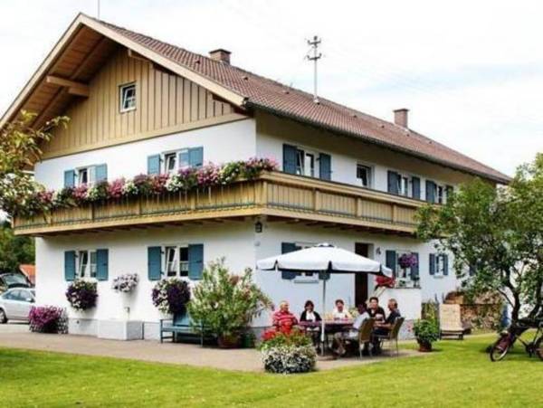 Beautiful child- and family-friendly apartment with balcony in the Pfaffenwinkel region