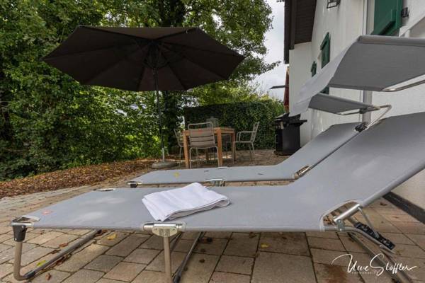 Freistehendes Ferienhaus Schrat mit Kamin in idyllischer Lage am Waldrand unterhalb eines Wellness-Hotels