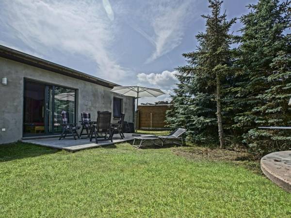 Ground-floor apartment with terrace and large garden with lounge area and grill