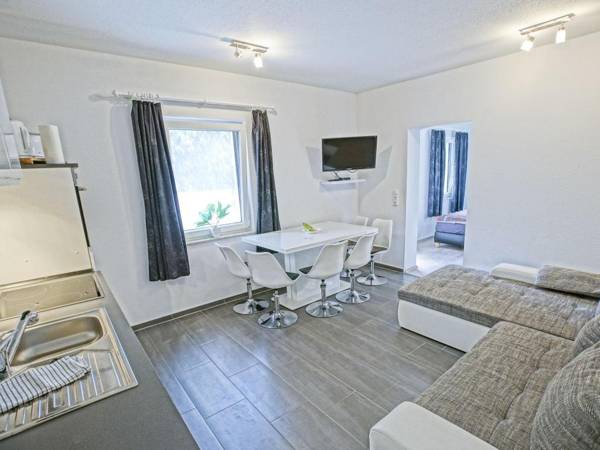 Ground-floor apartment with terrace and large garden with lounge area and grill