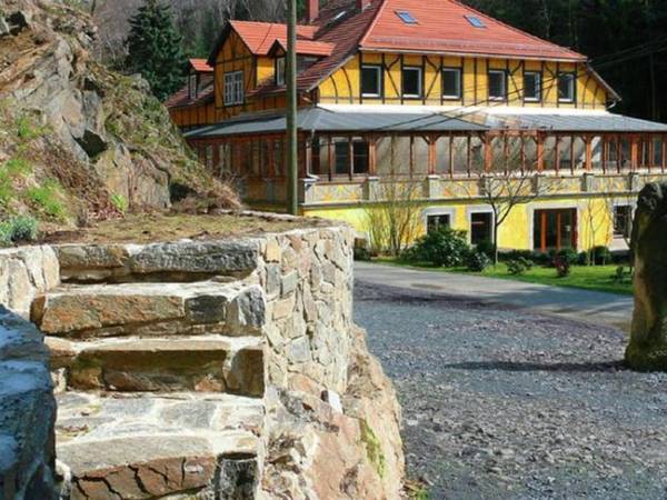 Charming attic apartment in a villa with park in Gro schirma
