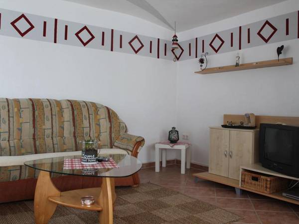 Spacious Bungalow near Sea in Grundshagen