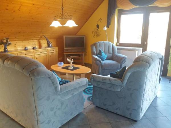 Ferienwohnung-Dorette-in-Stakendorf-mit-Blick-ueber-den-Dorfteich