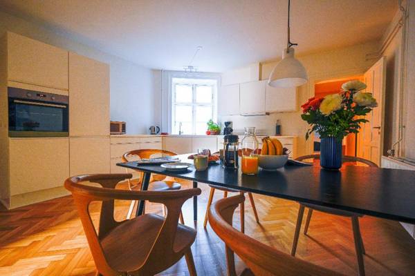 Bright and Spacious Apartment Close to the Queens Palace
