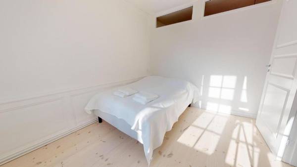 180SQM NEW Luxury Apt - City Center - Located on Largest Shopping Street!