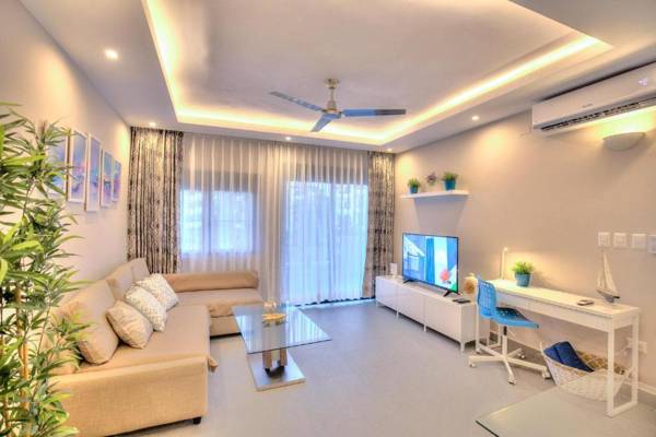 Workspace - Beach Apartment 50mbps internet and Smart TVs