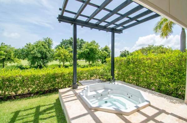 Large fully-equiped golf-front apartment with jacuzzi in luxury beach resort