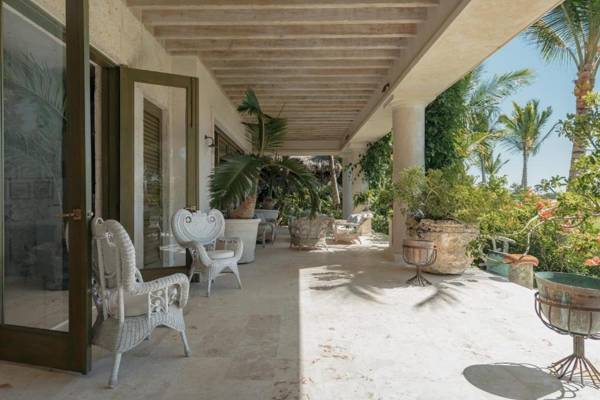 One-of-a-kind villa with open spaces and amazing views in luxury beach resort