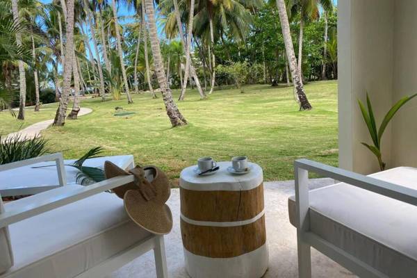 Apartment on the beach with pool and restaurant