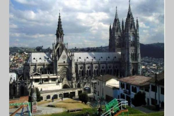Departamento junto a la Basílica Voto Nacional - Quito