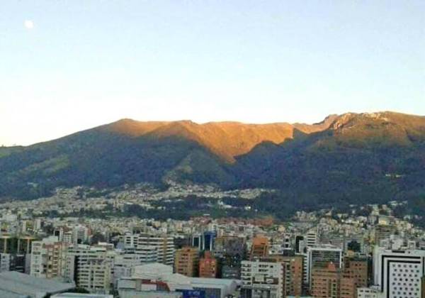 excelente vista la ciudad montañapiscinaparque