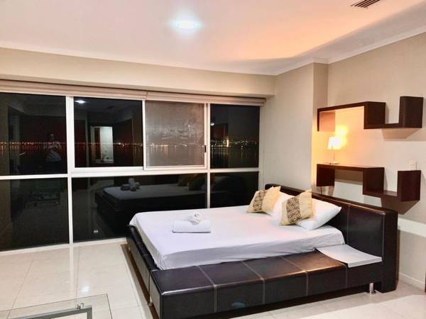 Riverfront I 2 piso 4 suite vista al rio Puerto Santa Ana Guayaquil