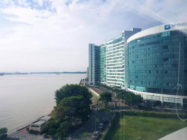 Puerto Santa Ana Suite con vista al Rio