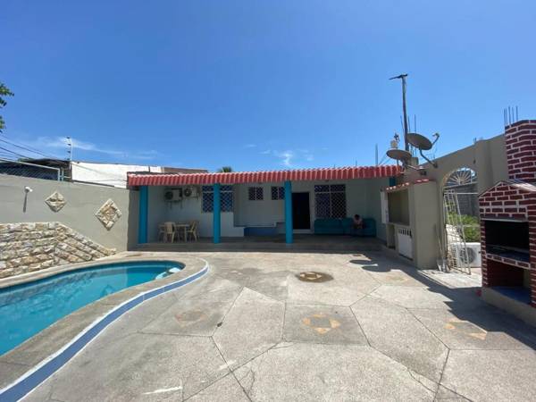 Casa con piscina en salinas cerca del mar