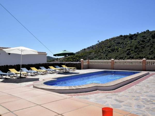 Spacious Villa in Sayalonga with Jacuzzi