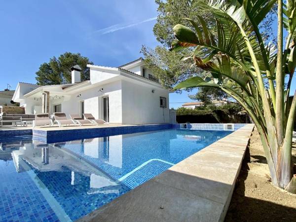 Villa Bouganvilla luxury villa with air-con & private swimming pool ideal for families