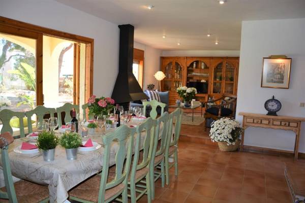 Villa Sitges Colibri a 12 min Sitges Renewed 2019 Amaizing Garden 2000 m2 Pool XXL Tenis Pist private 20 minutes walk nice beaches