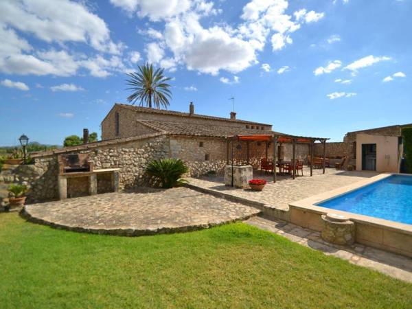 Lovely Holiday Home in Vilafranca de Bonany with Pool