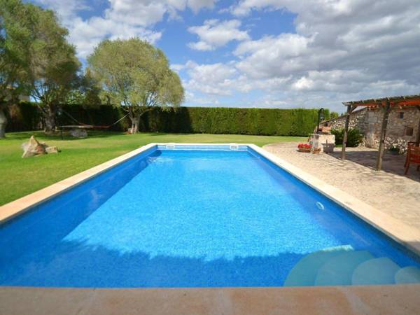 Lovely Holiday Home in Vilafranca de Bonany with Pool